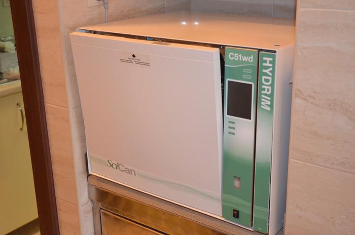 Myjnia termodezynfektor HYDRIM C 51 WD (prod. Kanada) do automatycznego mycia i dezynfekcji narzędzi przed ich sterylizacją.